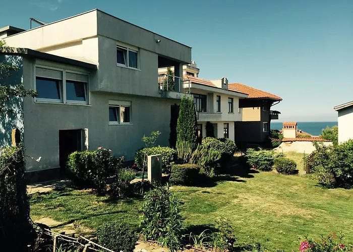 Guest house California Sinemoretz